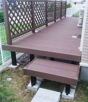 人工木デッキ（樹脂製）＋樹脂フェンス＋ステップ付き