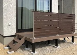 人工木デッキ（樹脂製）＋フェンス＋ステップ付き