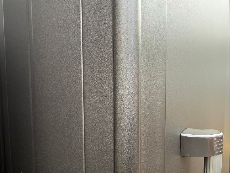 物置の表面仕上げ アップ画像 質感確認 ブラックエルモ