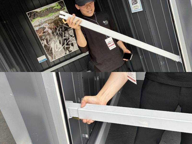 スタッフが白い防盗バーを実際に持ち上げて重さを確かめている写真