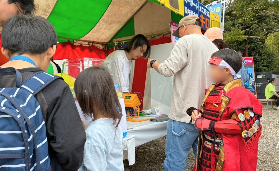岩崎城祭でガチャガチャを楽しむ子どもたち
