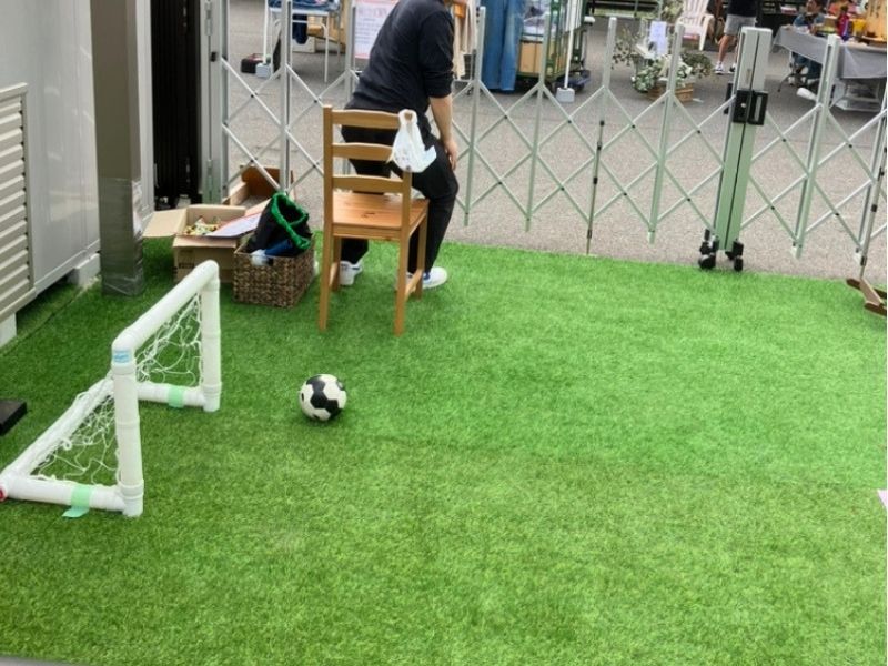 人工芝と小さなお子様用のサッカー用品「エアゴール」