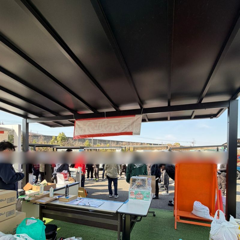 洗車マルシェのブースの様子。様々な洗車グッズが並び、参加者が交流しています。