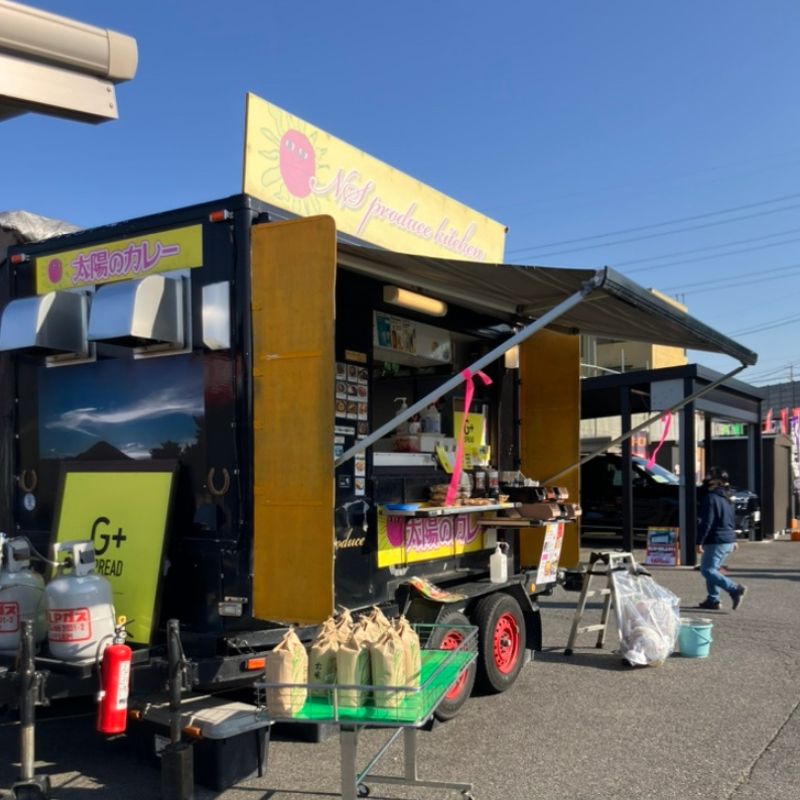 キロ夏焼店の洗車マルシェに出店したキッチンカー「太陽のカレー」の様子。
