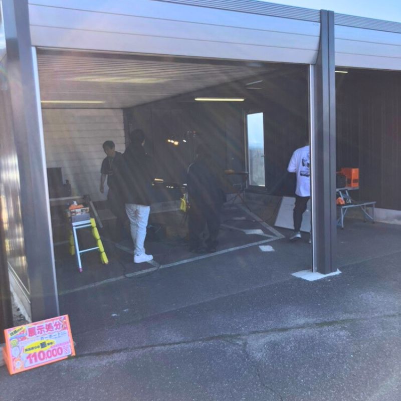キロ夏焼店に展示されているガレージ。広いスペースと照明で色々な活用ができそうです。