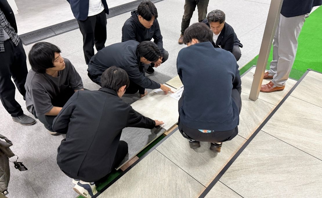 お客様に最適なエクステリアをご提案するため、LIXILの研修施設で最新技術を学ぶキロ夏焼店のスタッフ②