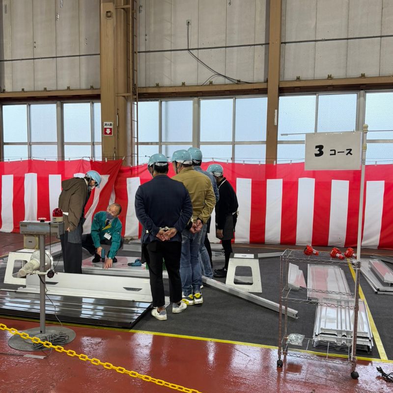 イナバ物置の骨組みを組み立てるキロ夏焼店のスタッフたち