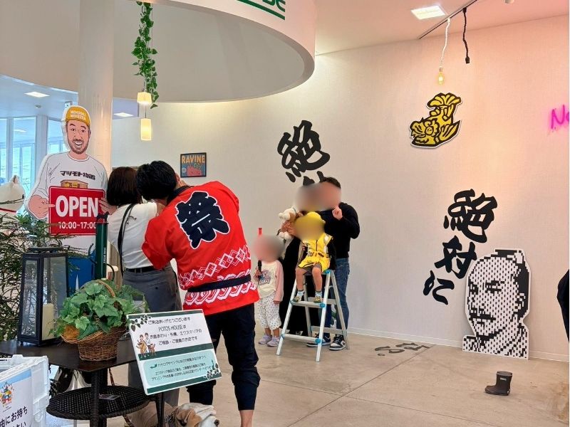 POTOS HOUSE店内で記念撮影をする家族連れとスタッフ