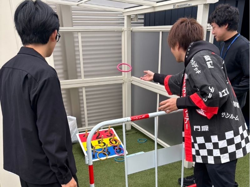 輪投げゲームのセッティングをしているスタッフの様子