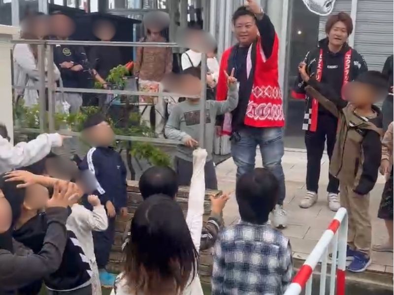 じゃんけん大会で大盛り上がりの屋外イベント会場の様子