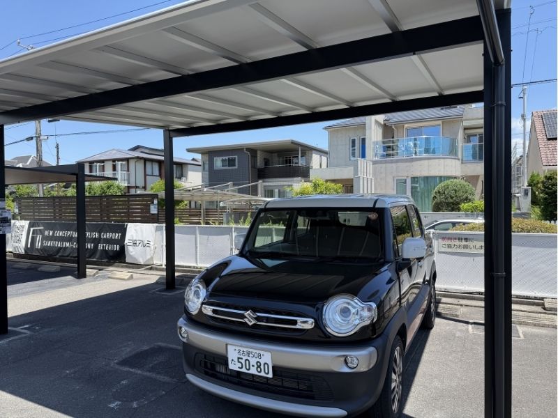 スカイリード2台用(シルバーポリカ・ツートンカラー)に駐車をした様子