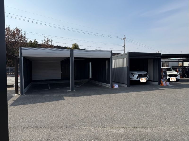 高級ガレージ・アルシア（イナバ物置）への試庫、愛車を入れた庫内の雰囲気