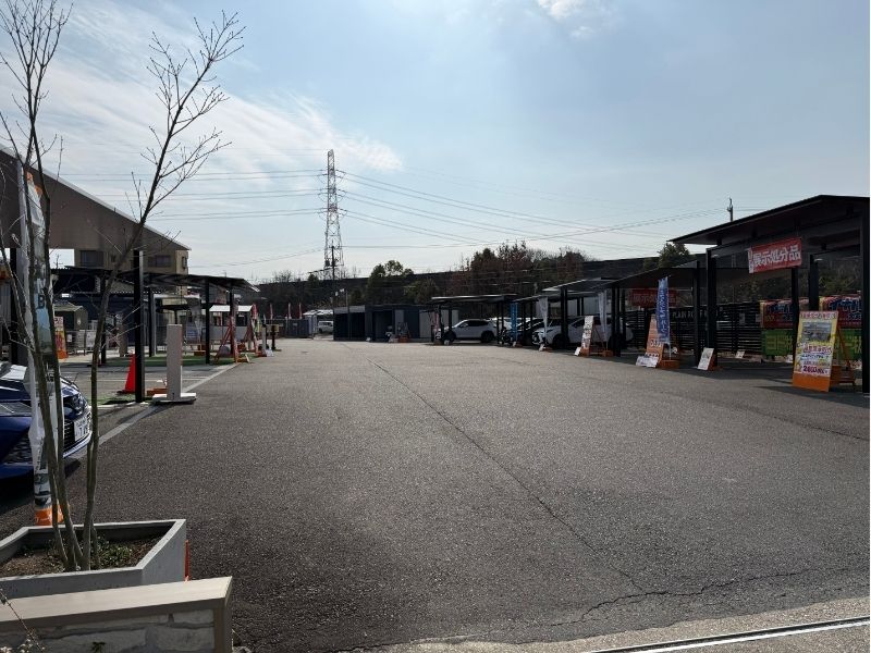 キロ夏焼店の広々としたお客様専用駐車場、土日は最大6台以上駐車可能