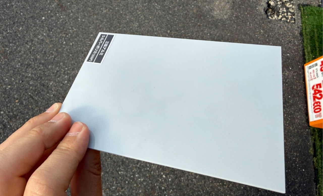 シルバーポリカの表面。太陽光側はつやあり仕様で汚れが落ちやすく、裏面はマットな質感