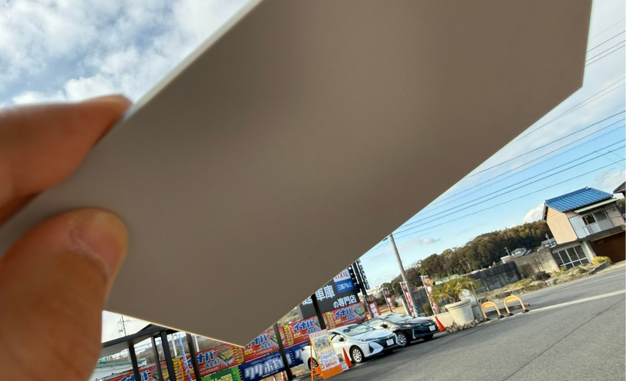 屋根下から見た際のシルバーポリカの質感。不透過なので空が透けず、落ち着いた印象