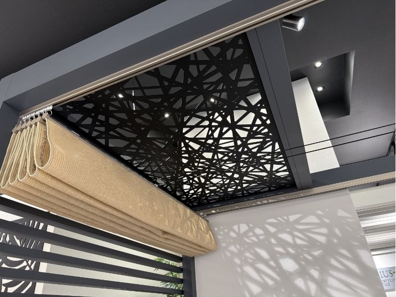 天面用デザインパネルを見上げた様子