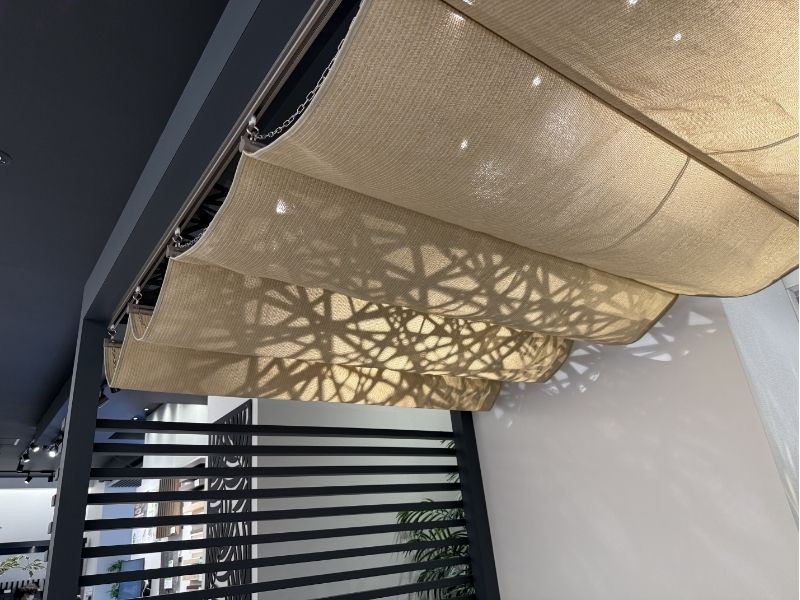 天面用デザインパネルの影を、天井カーテン越しに見た様子