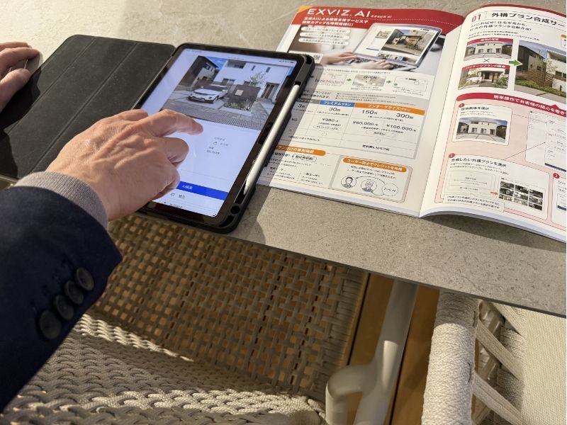 カタログ写真：AIの説明とタブレットで使っている様子