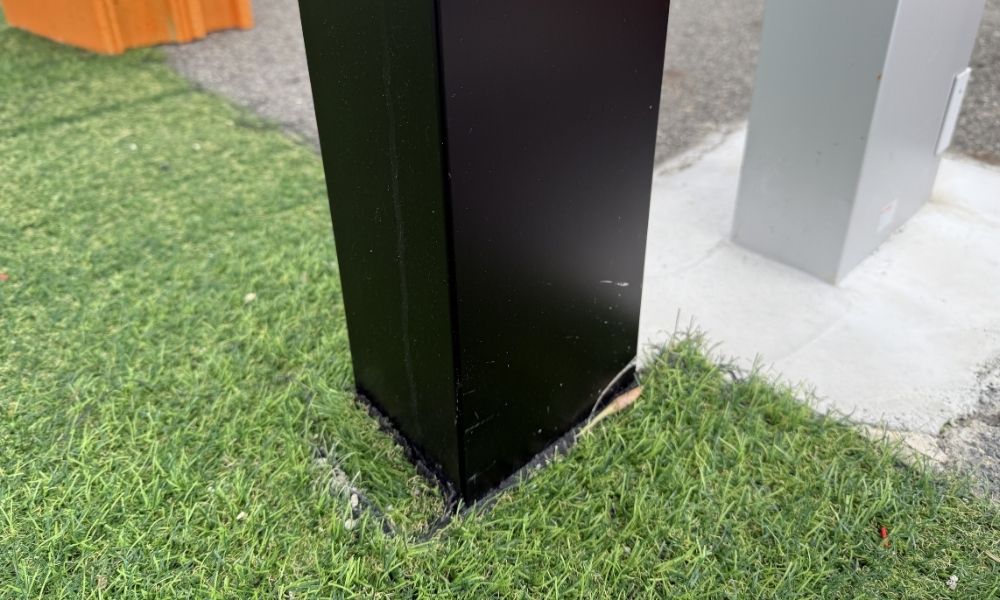 柱の足元の汚れ（土跳ね）