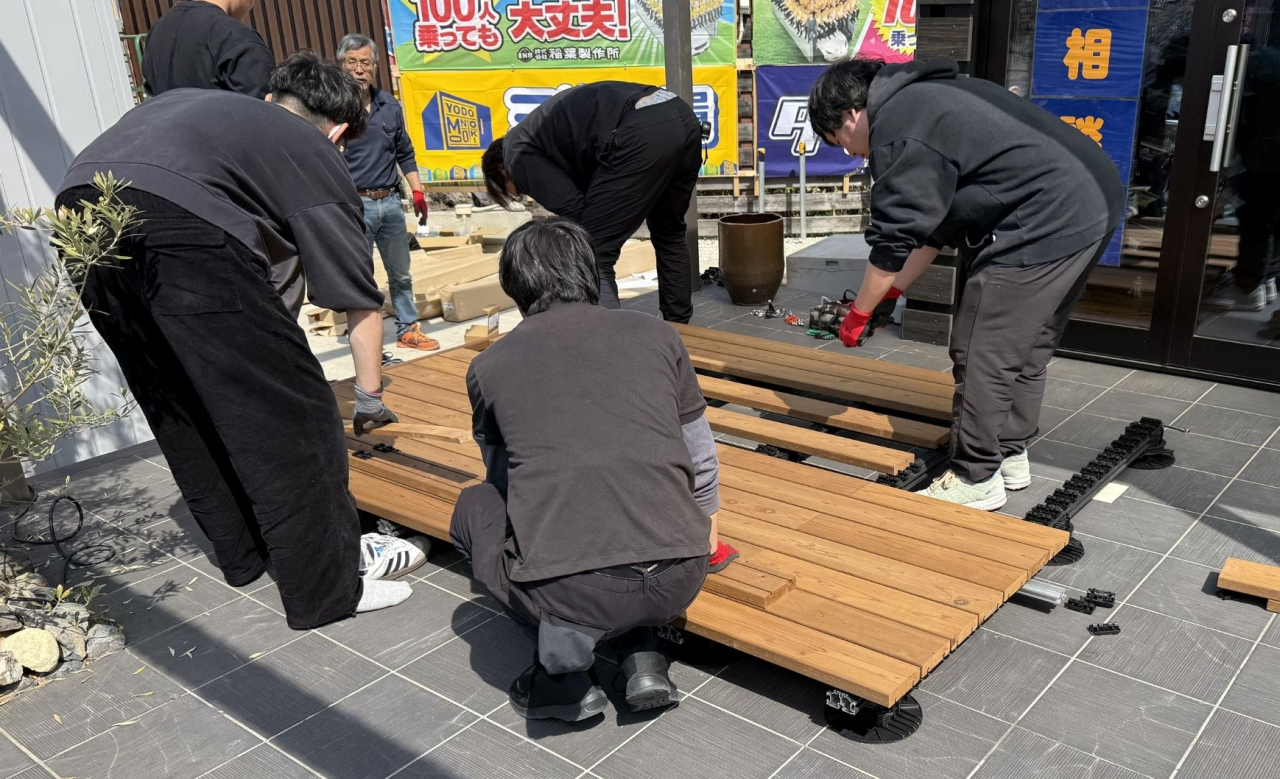 組立することでわかる事もある！キロ夏焼店スタッフが展示品を設置している様子