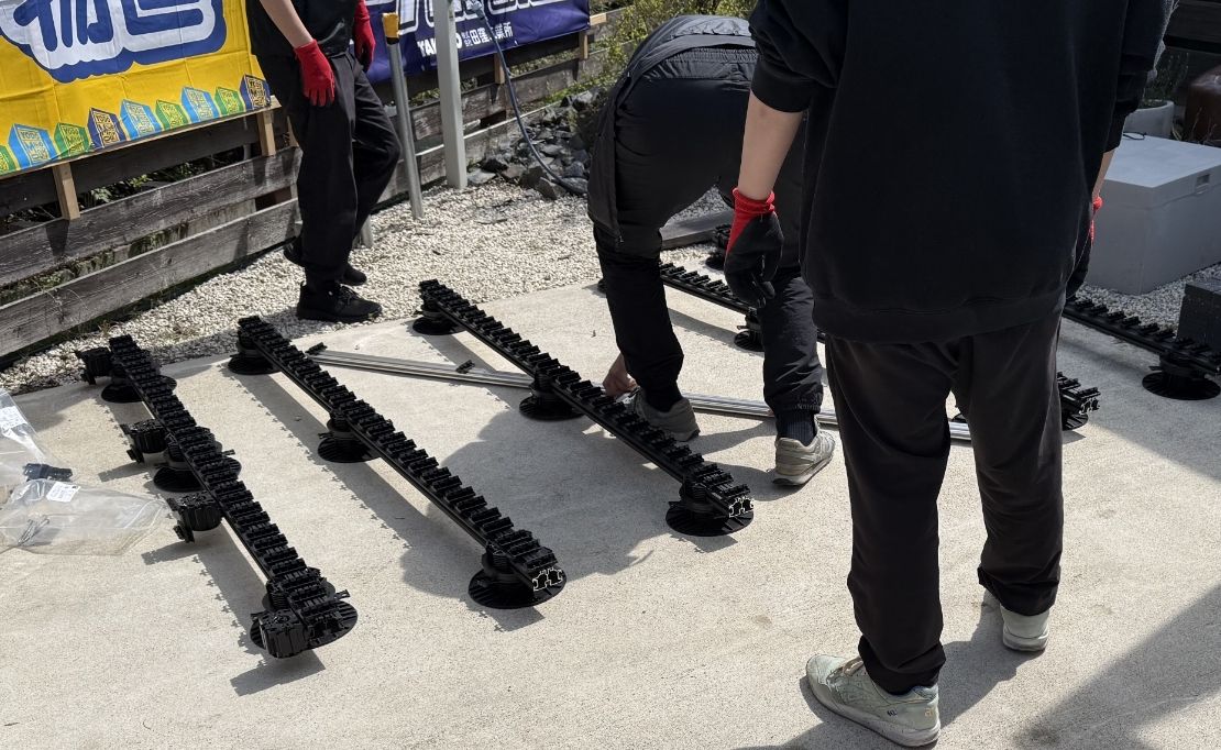 キロ夏焼店でのGradシステム専用レール設置の様子