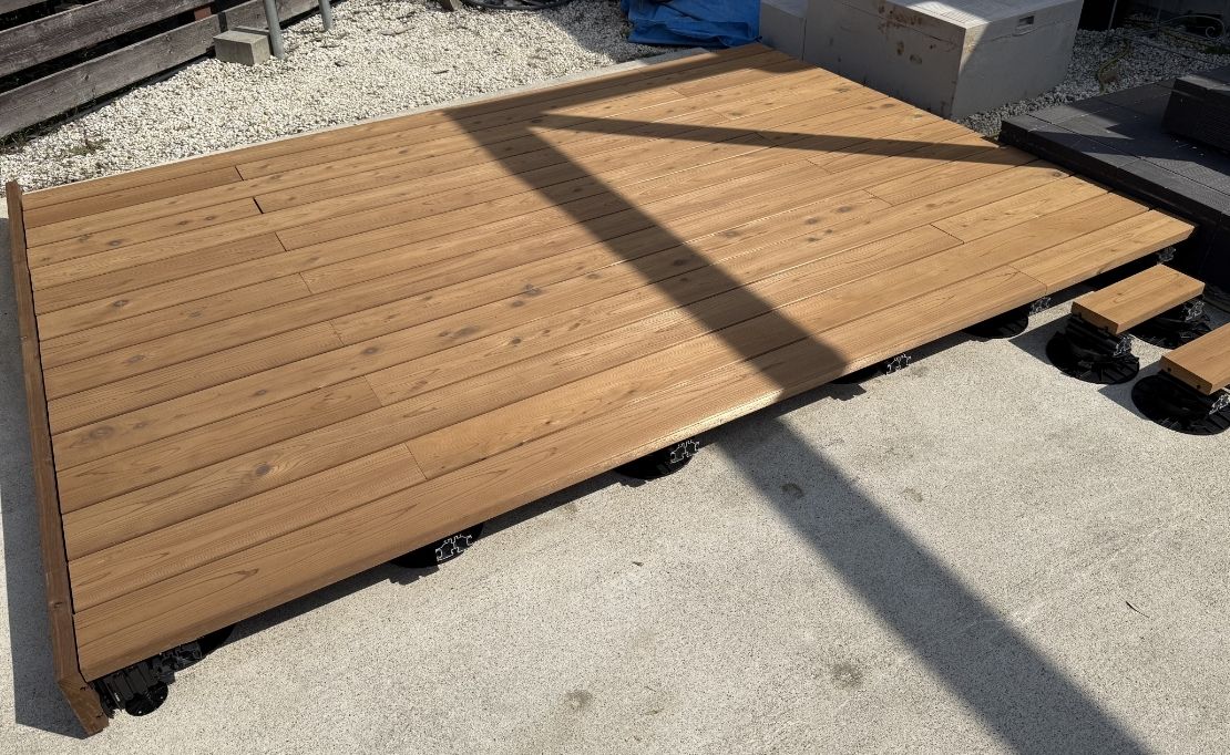 キロ夏焼店に完成したエステックウッド×Gradシステム天然木ウッドデッキ