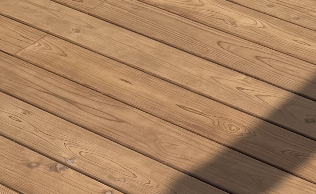 ウッドデッキの拡大画像。天然の木目はやはり違います