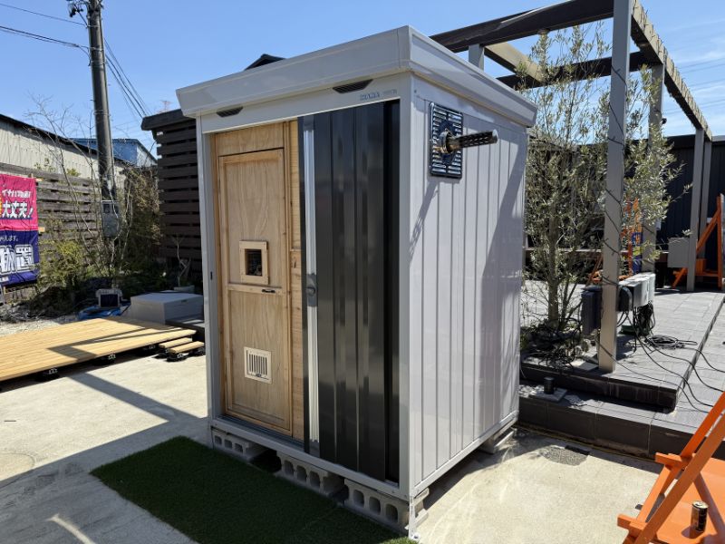 キロ夏焼店で展示されている物置サウナの外観
