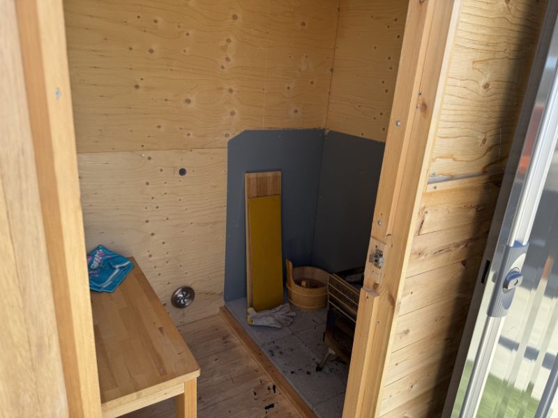 キロ夏焼店で展示されている物置サウナの内観