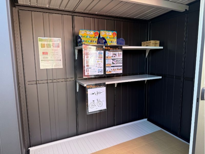 棚柱がなく大きな荷物も入れやすいヨドコウ・ブラックエルモの庫内構造