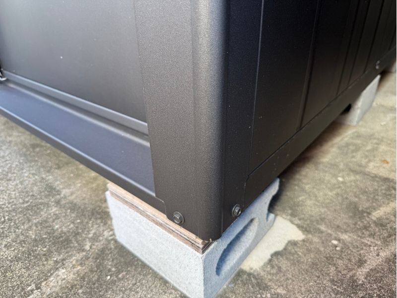 物置の足元と組み立て用ビス（ネジ）のカラーの違いに注目