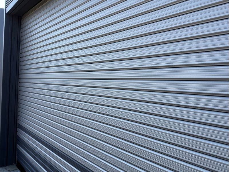 ヨドコウ モデリスタ仕様のブラックシャッターの質感