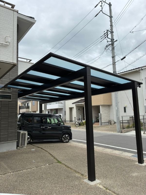 側面からの視点。建物の形状に合わせた完璧なカット加工と、交互貼り屋根が、愛車と家を美しく引き立てている。