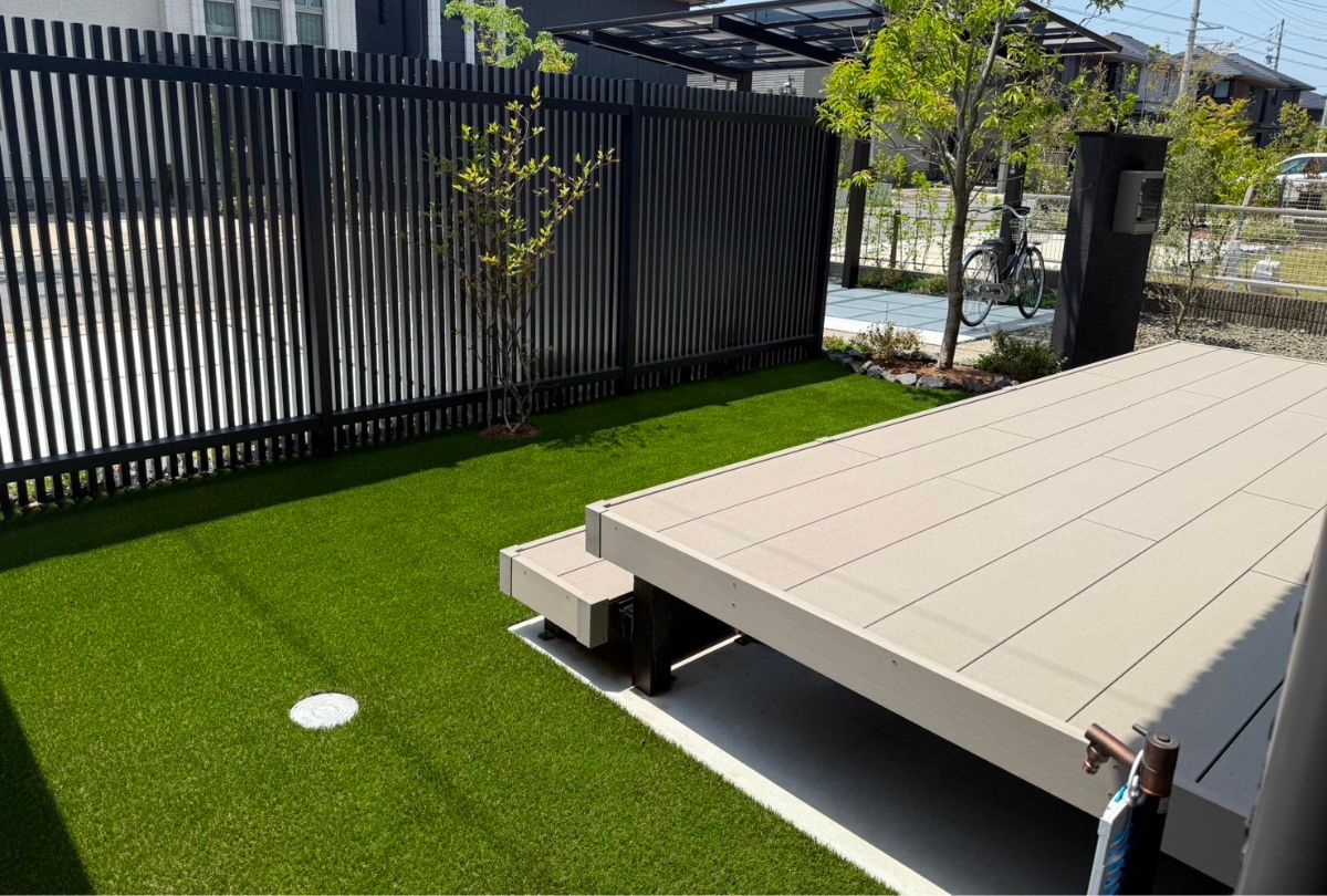 ウッドデッキとメモリーターフ（人工芝）、LIXILコートラインⅡの内観施工例