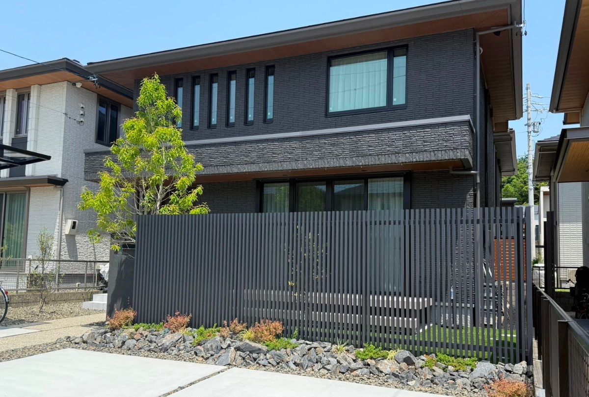 【長久手市 施工事例】黒い外壁に合う目隠しスクリーン「コートラインⅡ」と人工芝のお庭リフォーム