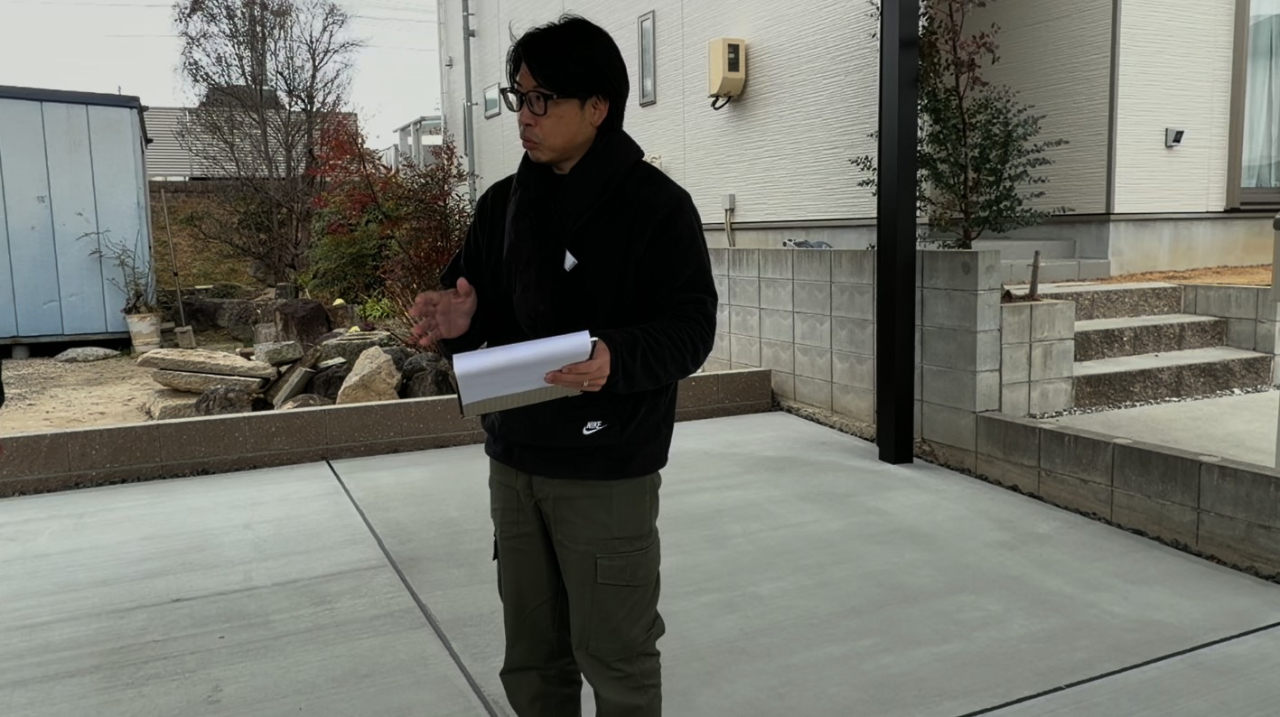 折本店長のインタビューの様子