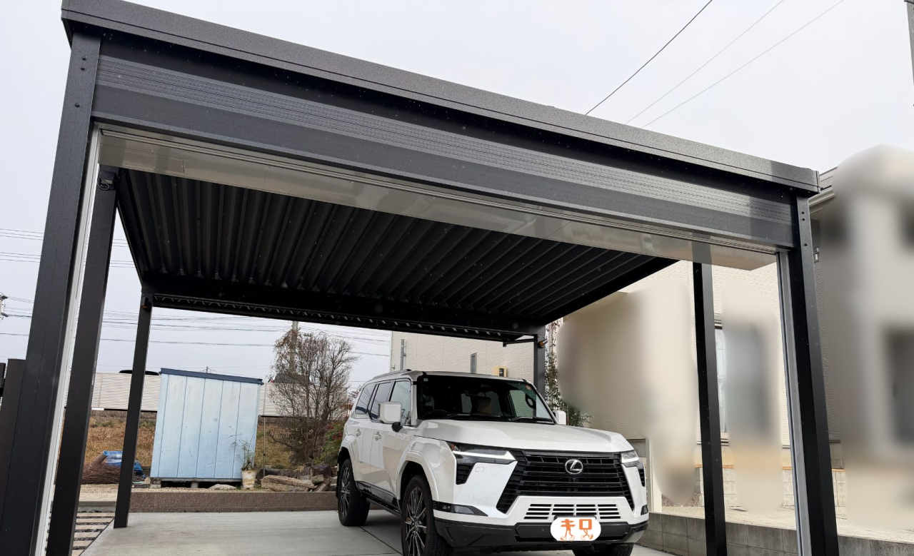 KSCカーポートと高級車の様子