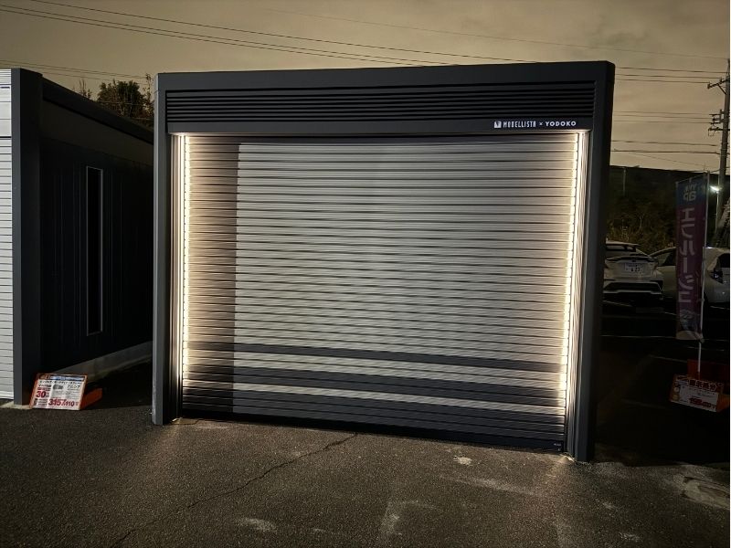 ガレージの夜の状態（ライティングの様子）